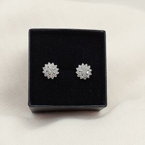925 Sterling Silver Sparkling Flower Stud Earrings